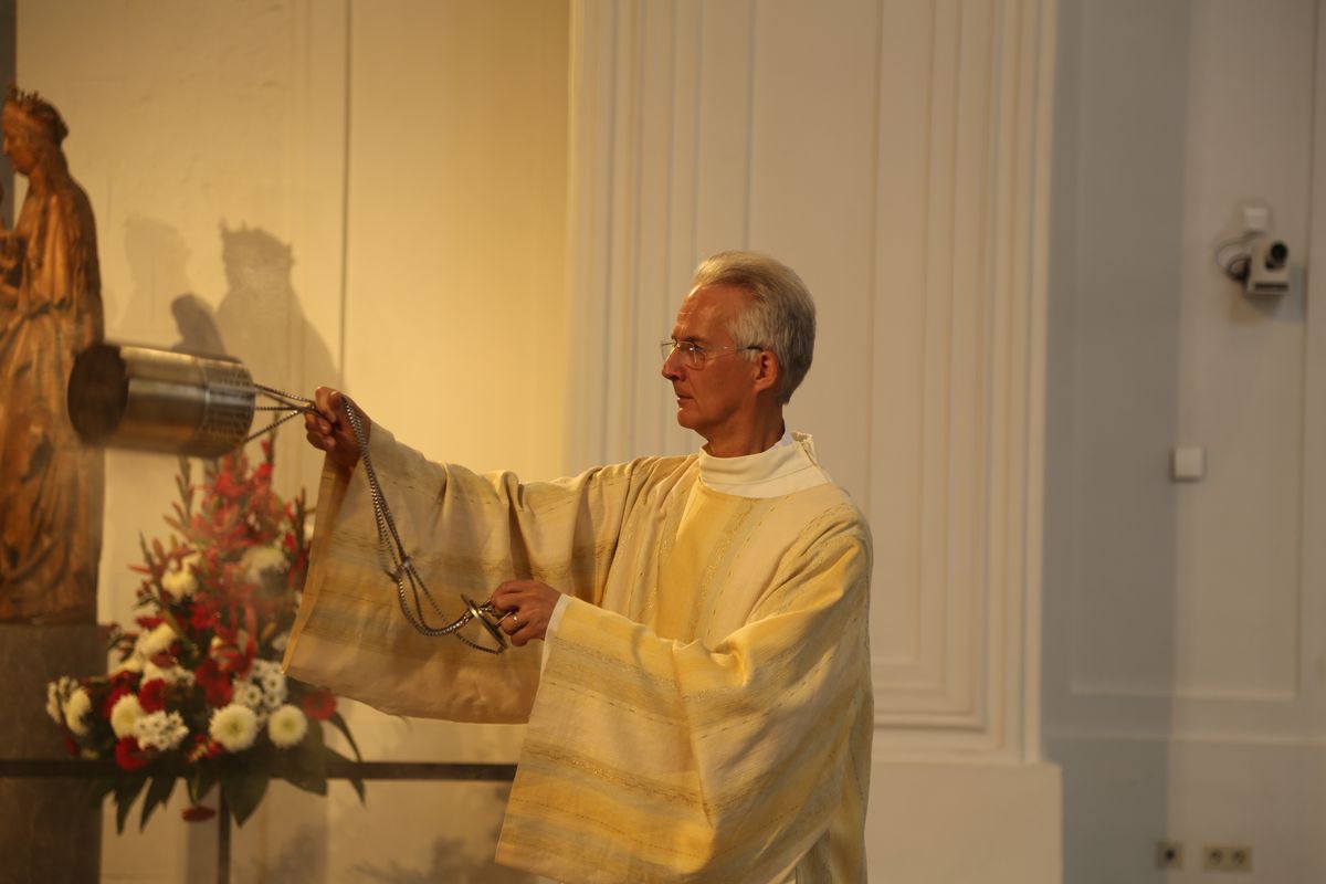 Rund 250 Ehejubilare haben am Freitagnachmittag, 4. Juli, im Kiliansdom in einem Pontifikalgottesdienst mit Weihbischof em. Ulrich Boom ihr Eheversprechen erneuert. 