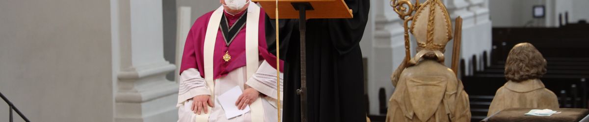 2721/0642 Umweltauditor(inn)en_28340 Bei einem ökumenischen Gottesdienst im Würzburger Neumünster überreichten Regionalbischöfin Gisela Bornowski und Dompfarrer Stefan Gessner die Zertifikate an die neuen kirchlichen Umweltauditorinnen und -auditoren.