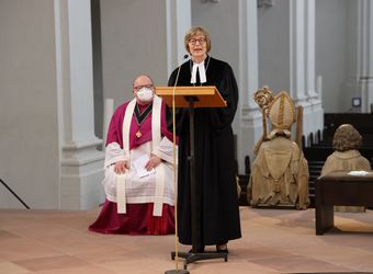 2721/0642 Umweltauditor(inn)en_28340 Bei einem ökumenischen Gottesdienst im Würzburger Neumünster überreichten Regionalbischöfin Gisela Bornowski und Dompfarrer Stefan Gessner die Zertifikate an die neuen kirchlichen Umweltauditorinnen und -auditoren.