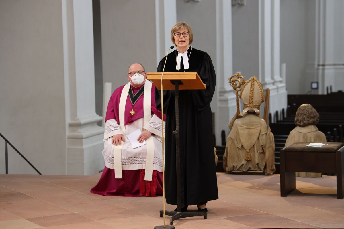 2721/0642 Umweltauditor(inn)en_28340 Bei einem ökumenischen Gottesdienst im Würzburger Neumünster überreichten Regionalbischöfin Gisela Bornowski und Dompfarrer Stefan Gessner die Zertifikate an die neuen kirchlichen Umweltauditorinnen und -auditoren.