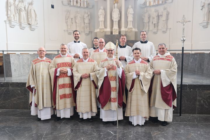Bischof Dr. Franz Jung hat am Samstag, 28. September, Dr. Andy Theuer und Ansgar Kehrer im Würzburger Kilansdom zu Diakonen geweiht.