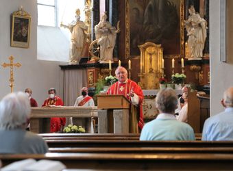 Weihbischof Ulrich Boom feierte am Donnerstagabend ein Pontifikalamt in der Pfarrkirche Sankt Michael in Zeil am Main.