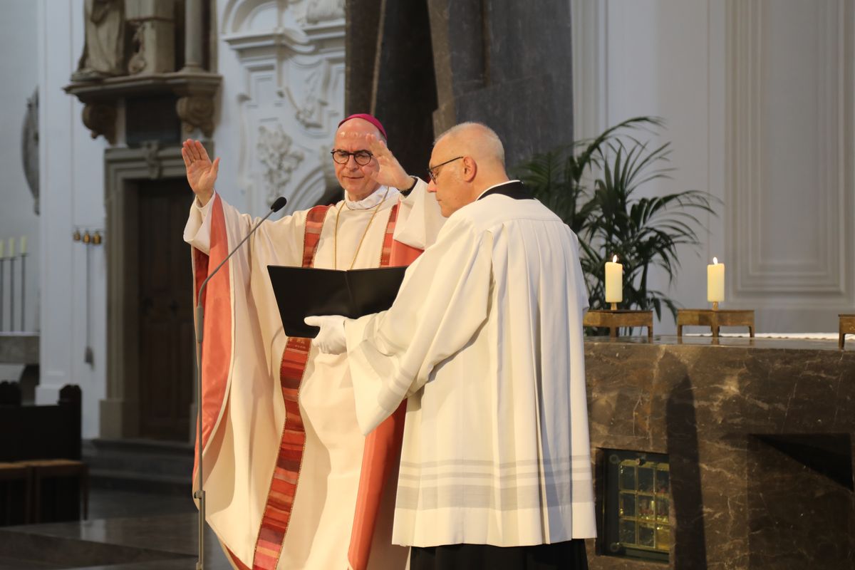 Fünf Frauen und zwei Männer hat Bischof Dr. Franz Jung bei einem Pontifikalgottesdienst am Freitag, 18. Juli 2025, als Pastoral- beziehungsweise Gemeindereferentinnen und -referenten beauftragt.