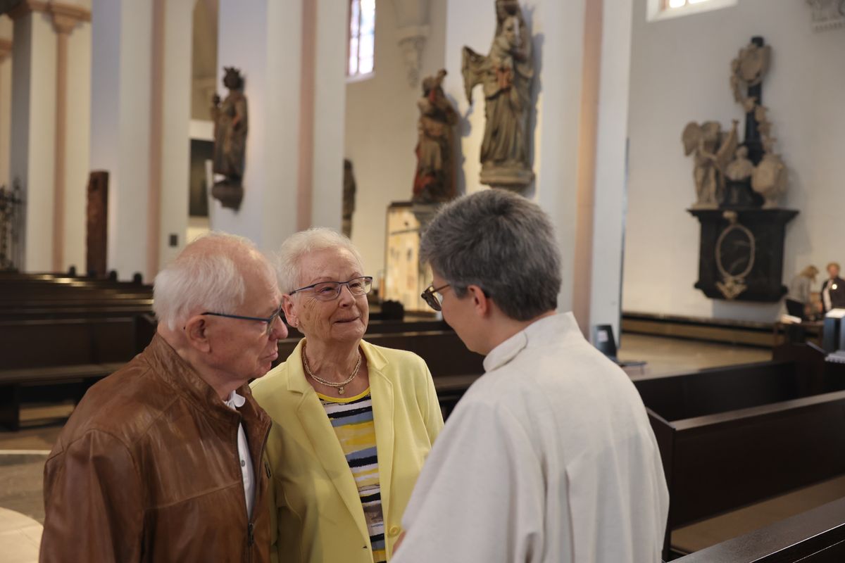 Seelsorgerinnen und Seelsorger spendeten nach dem Gottesdienst den Jubelpaaren individuell den Segen. 