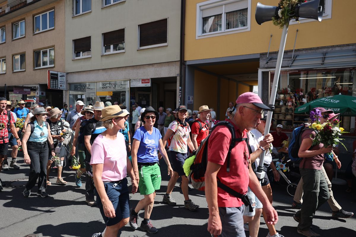 Um 14.30 Uhr betraten die ersten Kreuzbergwallfahrer die Würzburger Semmelstraße und wurden dort von Freunden und Verwandten herzlich begrüßt.