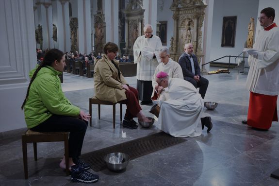 Bischof Dr. Franz Jung bei der Fußwaschung am Gründonnerstag 2023 im Würzburger Kiliansdom.