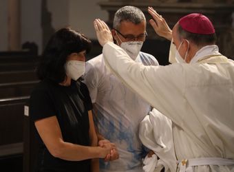 Bischof Dr. Franz Jung feierte am Mittwochabend, 23. Juni, einen Gottesdienst für Ehepaare, die 2021 oder 2021 auf 25 gemeinsame Jahre zurückblicken. Im Anschluss konnten sich die Paare segnen lassen.