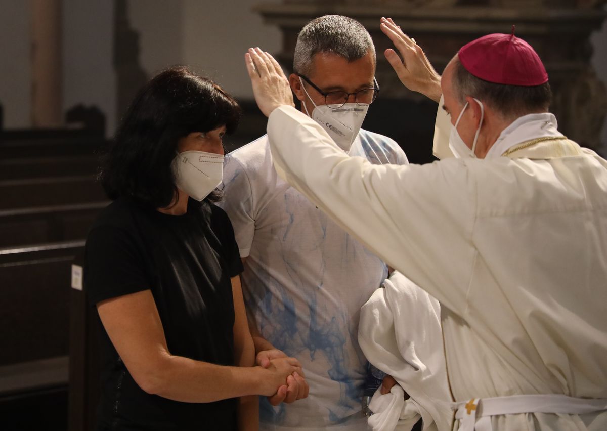 Bischof Dr. Franz Jung feierte am Mittwochabend, 23. Juni, einen Gottesdienst für Ehepaare, die 2021 oder 2021 auf 25 gemeinsame Jahre zurückblicken. Im Anschluss konnten sich die Paare segnen lassen.