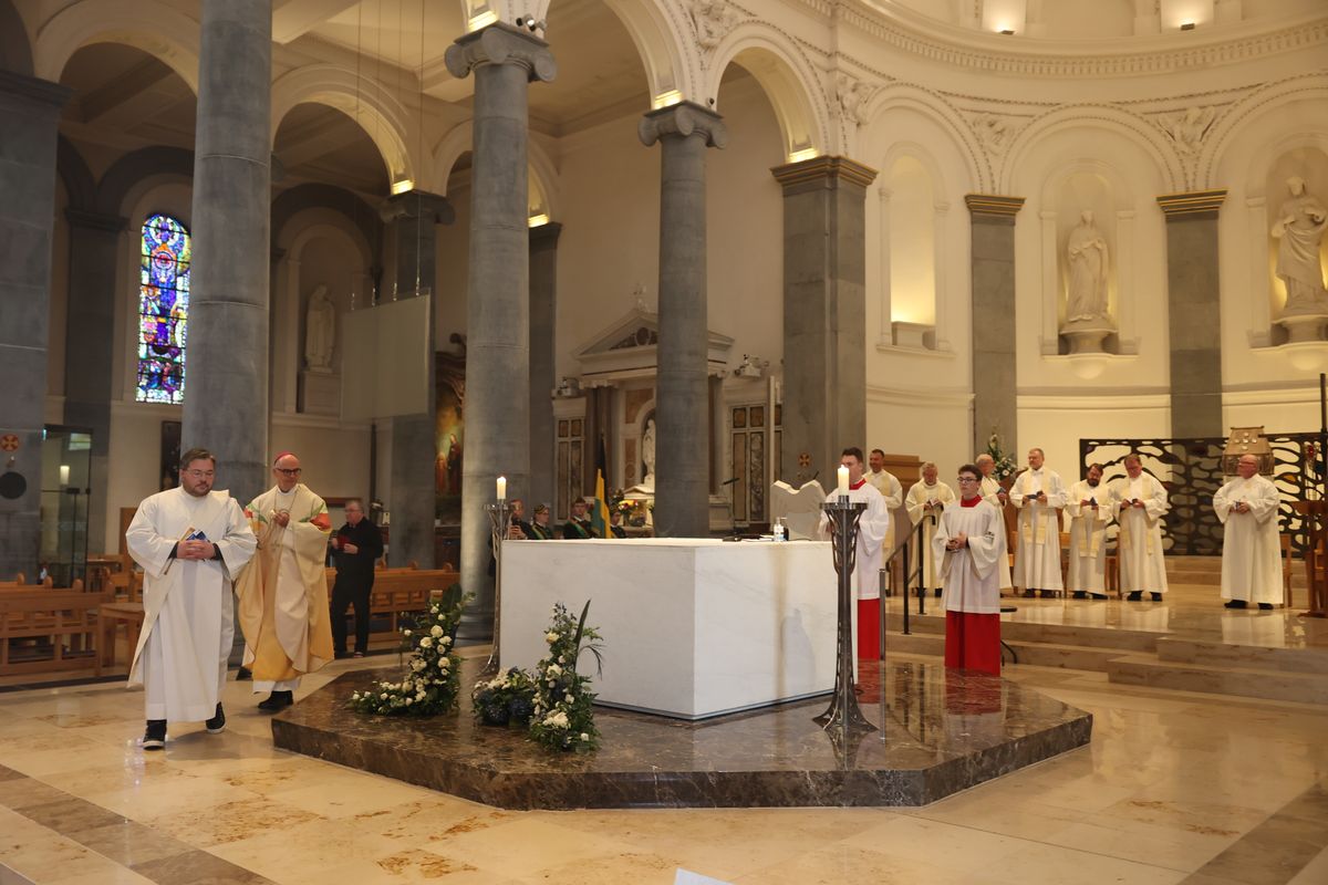 Bischof Dr. Franz Jung feierte am Festtag des heiligen Franziskus in der Kathedrale des heiligen Mél in Longford einen Gottesdienst. Im Anschluss lud die Pfarrei zum Kaffee in das Untergeschoss ein.