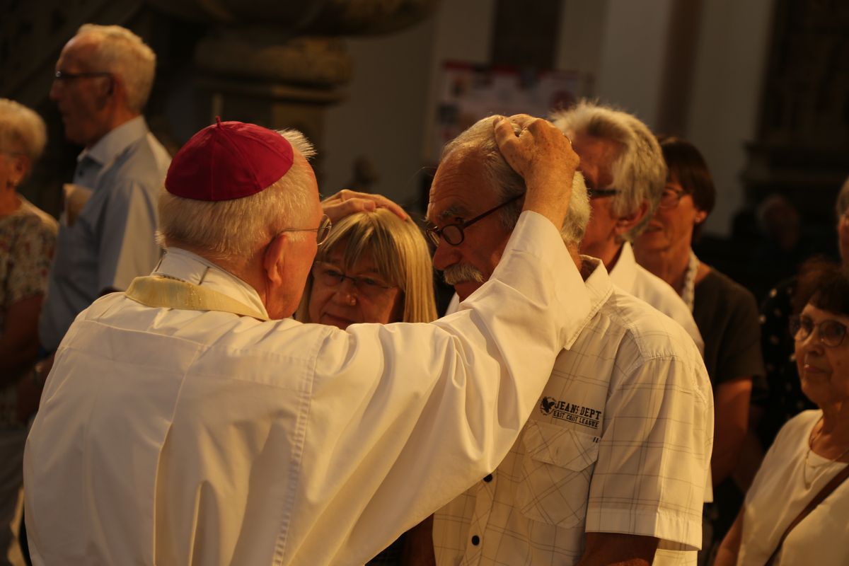 Rund 250 Ehejubilare haben am Freitagnachmittag, 4. Juli, im Kiliansdom in einem Pontifikalgottesdienst mit Weihbischof em. Ulrich Boom ihr Eheversprechen erneuert. 