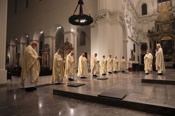 Bei einem feierlichen Gottesdienst am Hochfest der ohne Erbsünde empfangenen Gottesmutter Maria am Mittwochabend, 8. Dezember 2021, überreichte Bischof Dr. Franz Jung den neuen Dekanen im Kiliansdom die Ernennungsurkunden.