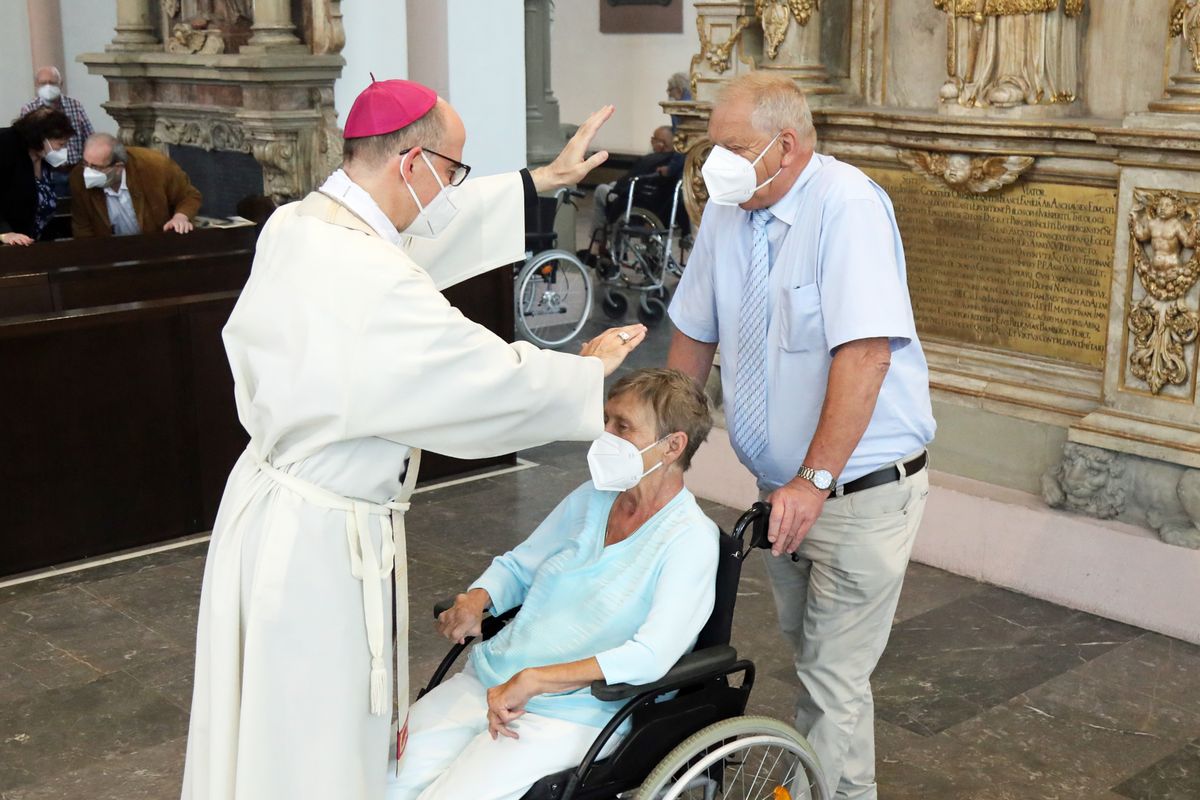 2721/0648 Gottesdienst für Ehejubilare mit Bischof Dr. Franz Jung am Freitagnachmittag, 2. Juli 2021_28517 Bischof Dr. Franz Jung feierte am Freitagnachmittag, 2. Juli 2021, einen Dankgottesdienst im Kiliansdom mit Ehepaaren, die goldenes, diamantenes oder eisernes Ehejubiläum feiern.