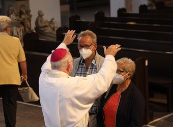 Im Anschluss an den Ehejubilarsgottesdienst mit Weihbischof Ulrich Boom am Freitagvormittag, 2. Juli, konnten sich die Paare von ihm und weiteren Priestern und Diakonen segnen lassen.