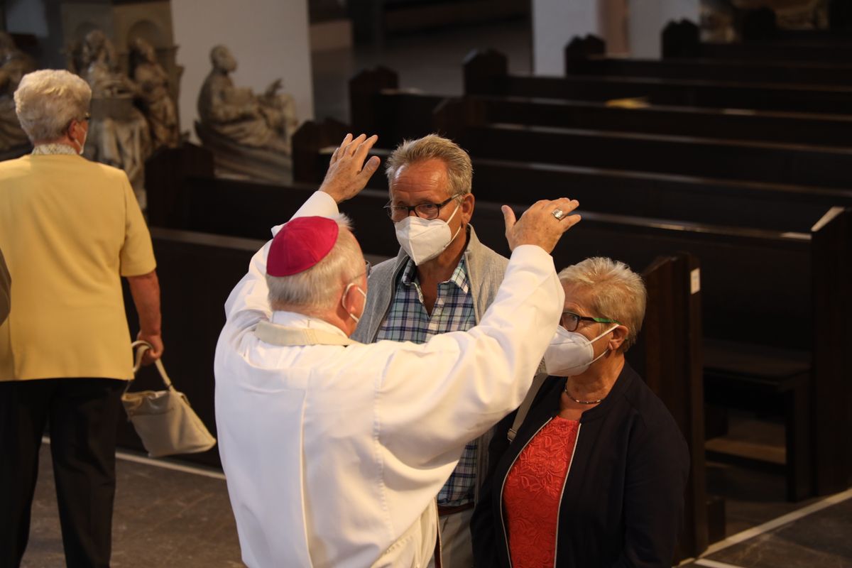 2721/0646 Ehejubilare Freitag, 2- Juli vormittags WB Boom_28483 Im Anschluss an den Ehejubilarsgottesdienst mit Weihbischof Ulrich Boom am Freitagvormittag, 2. Juli, konnten sich die Paare von ihm und weiteren Priestern und Diakonen segnen lassen.