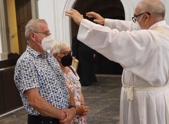 Mit rund 110 Ehepaaren aus der ganzen Diözese hat Weihbischof Ulrich Boom am Mittwochnachmittag, 23. Juni, einen Pontifikalgottesdienst gefeiert. Eingeladen waren Ehejubilare, die in den Jahren 2020 und 2021 auf 50, 60 oder 65 gemeinsame Jahre zurückblicken.