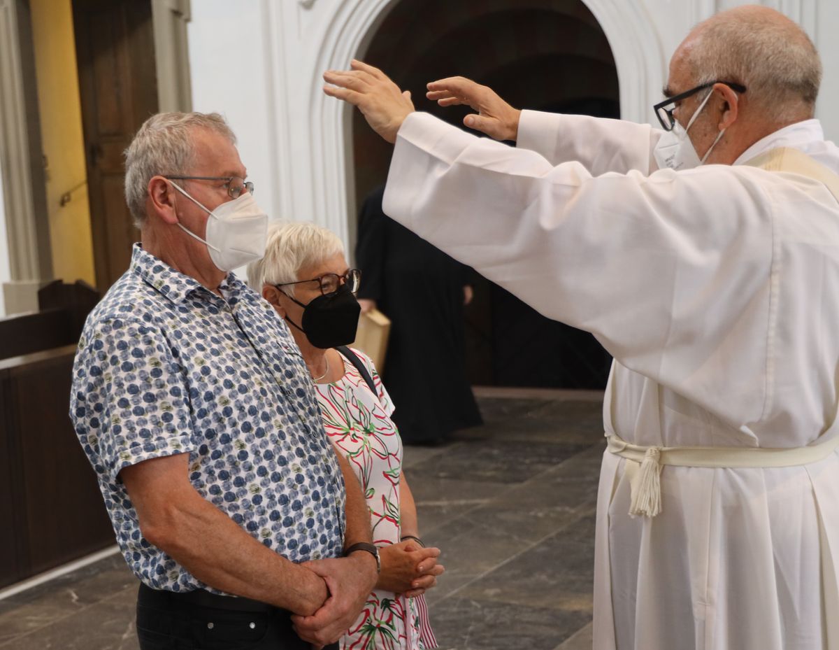 Mit rund 110 Ehepaaren aus der ganzen Diözese hat Weihbischof Ulrich Boom am Mittwochnachmittag, 23. Juni, einen Pontifikalgottesdienst gefeiert. Eingeladen waren Ehejubilare, die in den Jahren 2020 und 2021 auf 50, 60 oder 65 gemeinsame Jahre zurückblicken.