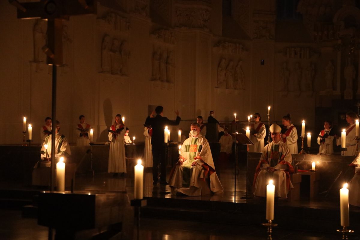Während der Lichtfeier beleuchtete nur das Licht von Kerzen den Kiliansdom.