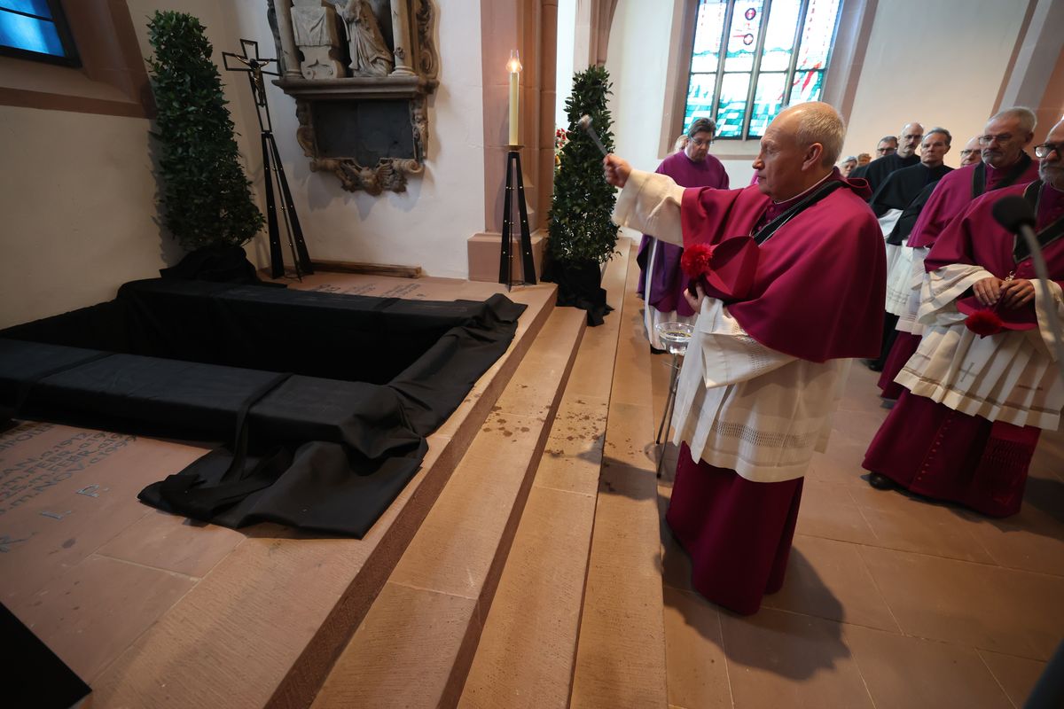 Bischof Dr. Franz Jung feierte am Samstag, 12. Oktober, im Würzburger KIliansdom ein Pontifikalrequiem für Weihbischof em. Helmut Bauer. Die anschließende Beisetzung leitete Dompropst Weihbischof Paul Reder.