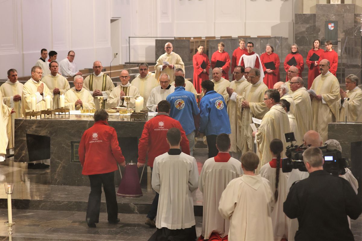 Bischof Dr. Franz Jung hat am Montagabend, 25. März, im Würzburger Kiliansdom die Heiligen Öle für alle 43 Pastoralen Räume im Bistum Würzburg  geweiht.