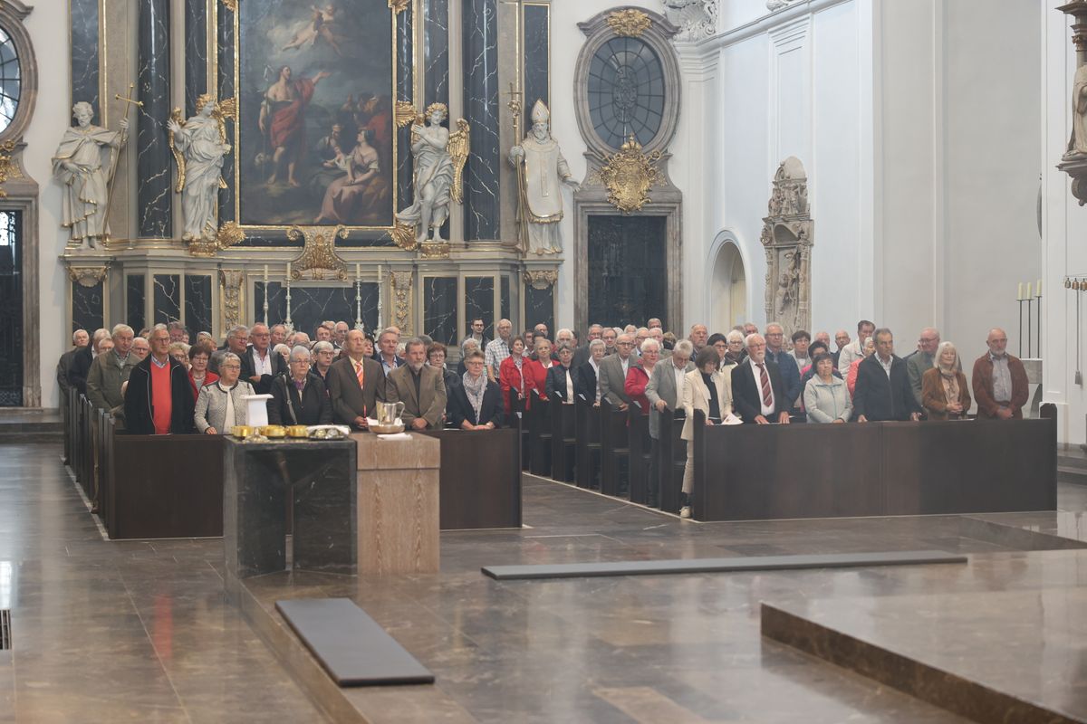 Mit mehr als 400 Ehepaaren, die seit 50, 60, 65 oder 70 Jahren verheiratet sind, hat Weihbischof em. Ulrich Boom am Donnerstagvormittag, 4. Juli, im Würzburger Kiliansdom einen Pontifikalgottesdienst gefeiert.