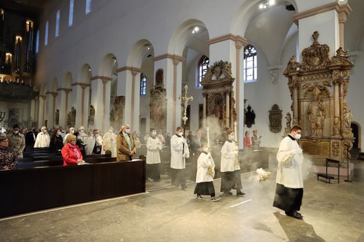 Bischof Dr. Franz Jung hat die Menschheit, insbesondere die Ukraine und Russland, bei einem Pontifikalgottesdienst am Freitagabend, 25. März, dem Unbefleckten Herzen Mariens geweiht. Bischof Dr. Franz Jung hat die Menschheit, insbesondere die Ukraine und Russland, bei einem Pontifikalgottesdienst am Freitagabend, 25. März, dem Unbefleckten Herzen Mariens geweiht.