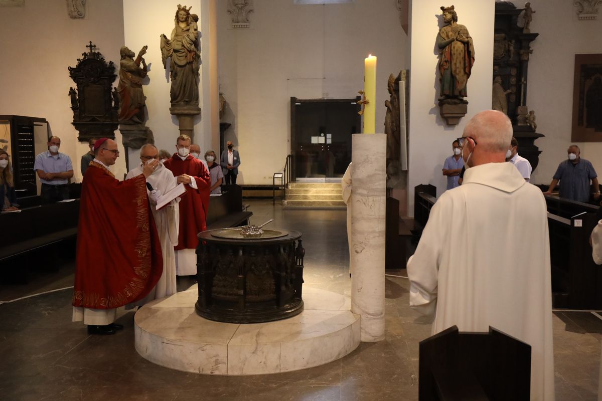 2821/0665 Pasti-Jubiläum_28728 Mit einem Kiliani-Pontifikalgottesdienst im Kiliansdom mit Bischof Dr. Franz Jung ist am Dienstagabend, 6. Juli, das 50. Jubiläum der Berufsgruppe der Pastoralreferentinnen und -referenten im Bistum Würzburg gefeiert worden.