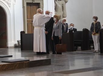 Bischof em. Dr. Friedhelm Hofmann feierte am Freitagnachmittag, 25. Juni, einen Dankgottesdienst mit Ehepaaren, die seit 50, 60 oder 65 Jahren verheiratet sind. Anschließend spendeten der Bischof sowie weitere Priester und Diakone den Jubilaren mit Abstand den Segen.