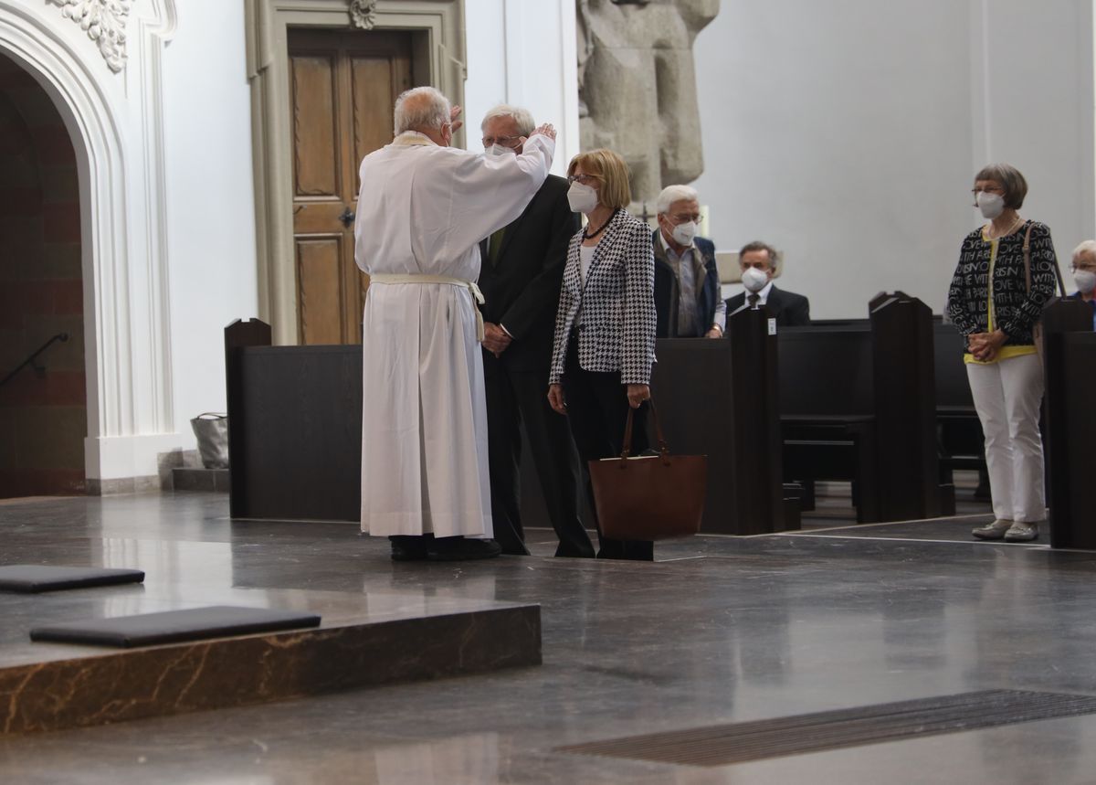 Bischof em. Dr. Friedhelm Hofmann feierte am Freitagnachmittag, 25. Juni, einen Dankgottesdienst mit Ehepaaren, die seit 50, 60 oder 65 Jahren verheiratet sind. Anschließend spendeten der Bischof sowie weitere Priester und Diakone den Jubilaren mit Abstand den Segen.
