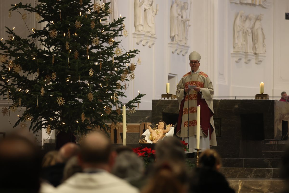 Mit einer Prozession vom Neumünster zum Kiliansdom und einer Pontifikalmesse hat Bischof Dr. Franz Jung am Dienstag, 31. Dezember, in Würzburg für das Bistum das Heilige Jahr eröffnet. Es steht unter dem Motto "Pilger der Hoffnung". 