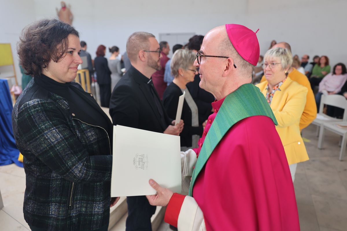 Bei einem Gottesdienst in der Jugendkirche Würzburg hat Bischof Dr. Franz Jung am Freitag, 25. Oktober, insgesamt 47 Personen für die Schulpastoral beauftragt.