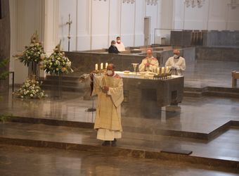 Mit rund 100 Ehepaaren aus der ganzen Diözese hat Bischof Dr. Franz Jung am Montagabend, 28. Juni, einen Gottesdienst im Würzburger Kiliansdom gefeiert. Eingeladen waren Ehejubilare, die in den Jahren 2020 und 2021 ihr silbernes Ehejubiläum feiern. Nach dem Gottesdienst ließen sich die Ehepartner von Bischof Jung und weiteren Priestern und Diakonen mit Abstand segnen.