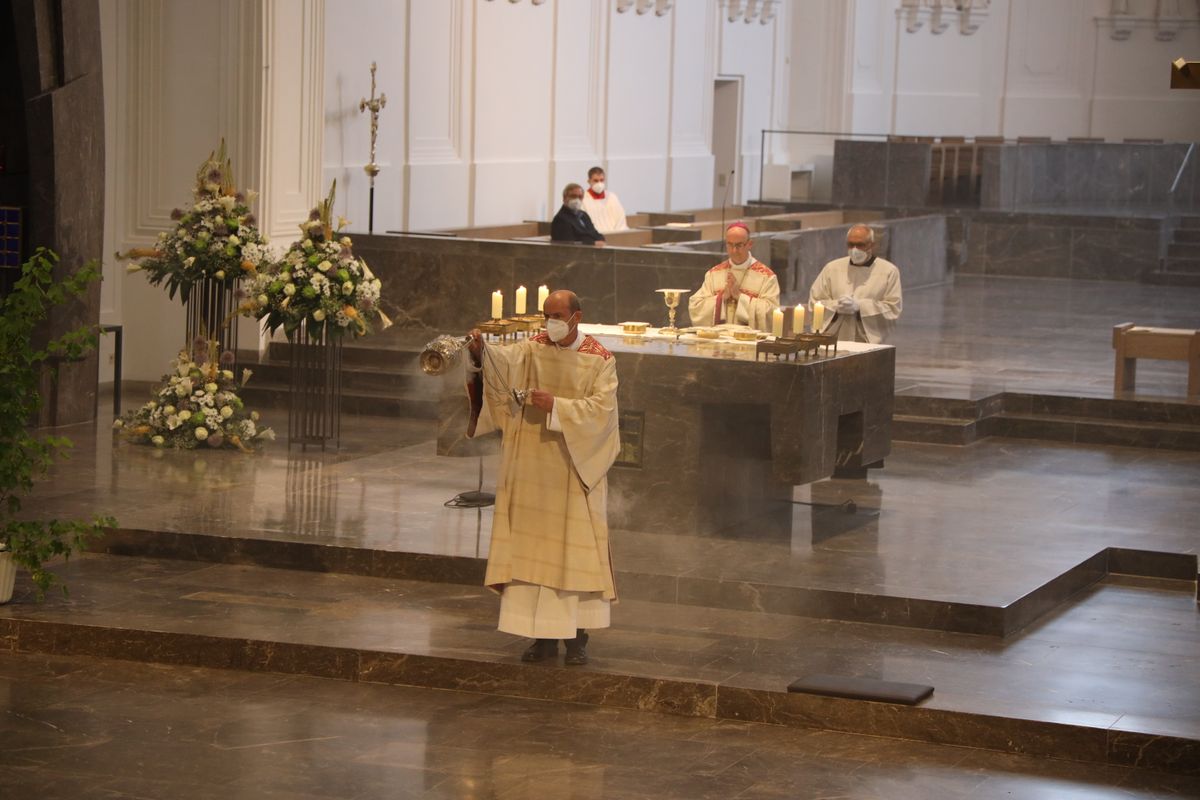 2621/0619 Ehejubilare Bischof 28. Juni Abend_27943 Mit rund 100 Ehepaaren aus der ganzen Diözese hat Bischof Dr. Franz Jung am Montagabend, 28. Juni, einen Gottesdienst im Würzburger Kiliansdom gefeiert. Eingeladen waren Ehejubilare, die in den Jahren 2020 und 2021 ihr silbernes Ehejubiläum feiern. Nach dem Gottesdienst ließen sich die Ehepartner von Bischof Jung und weiteren Priestern und Diakonen mit Abstand segnen.