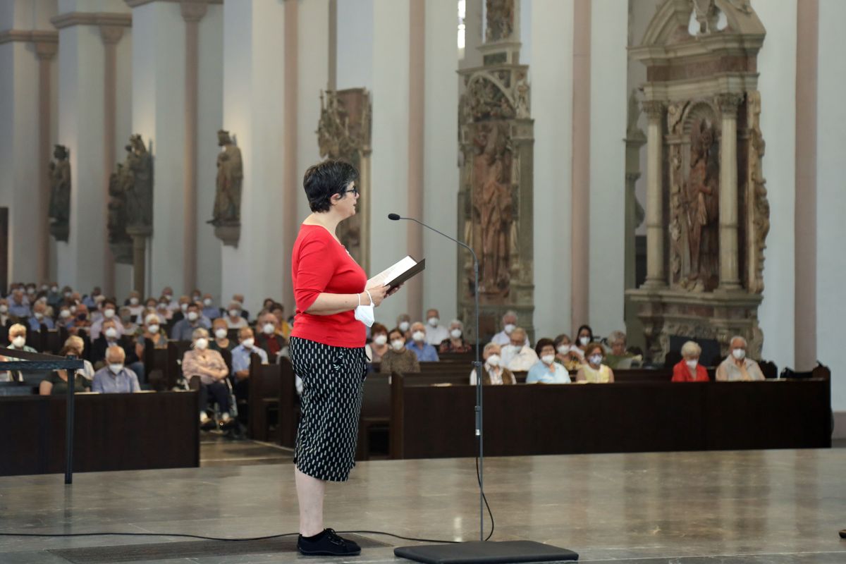 2621/0625 Gottesdienst für Ehejubilare mit Weihbischof Ulrich Boom am 29. Juni 2021_28054 Weihbischof Ulrich Boom feierte am Dienstagnachmittag, 29. Juni, einen Gottesdienst für Ehepaare, die 2020 oder 2021 ihr goldenes, diamantenes oder eisernes Ehejubiläum hatten. Im Anschluss konnten sich die Paare segnen lassen.
