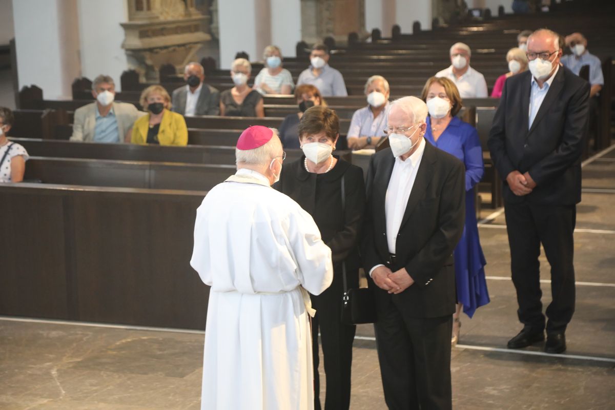 2621/0622 - Ehejubilare Gold mit Weihbischof Ulrich Boom_27919 Weihbischof Ulrich Boom feierte am Montagnachmittag, 26. Juni, einen Gottesdienst für Ehepaare, die 2020 oder 2021 ihr goldenes, diamantenes oder eisernes Ehejubiläum hatten. Im Anschluss konnten sich die Paare segnen lassen.