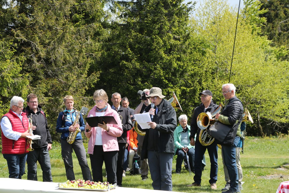 Fast 400 Gläubige haben an der Ökumenischen Kreuzbergwallfahrt mit Bischof Jung und Regionalbischöfin Bornowski teilgenommen.  Fast 400 Gläubige haben an der Ökumenischen Kreuzbergwallfahrt mit Bischof Jung und Regionalbischöfin Bornowski teilgenommen.