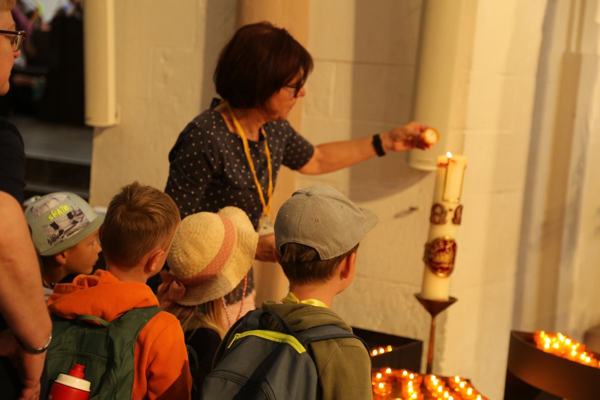 Rund 900 Kindergartenkinder haben am Freitag, 11. Juli, einen Gottesdienst mit Bischof Dr. Franz Jung in der Kirche Sankt Burkard gefeiert. Im Anschluss zogen sie über die Alte Mainbrücke in den Kiliansdom. 