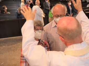 Bischof em. Dr. Friedhelm Hofmann feierte am Freitagnachmittag, 25. Juni, einen Dankgottesdienst mit Ehepaaren, die seit 50, 60 oder 65 Jahren verheiratet sind. Anschließend spendeten der Bischof sowie weitere Priester und Diakone den Jubilaren mit Abstand den Segen.