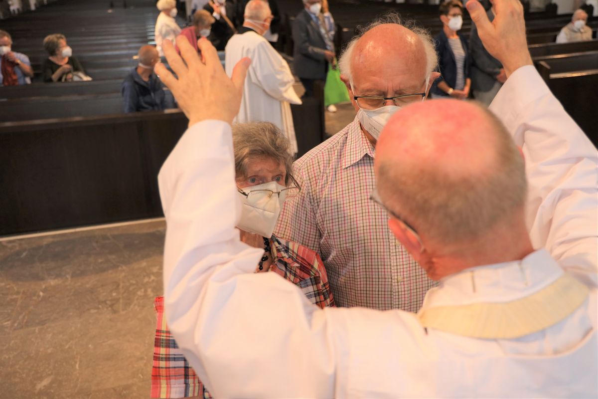 Bischof em. Dr. Friedhelm Hofmann feierte am Freitagnachmittag, 25. Juni, einen Dankgottesdienst mit Ehepaaren, die seit 50, 60 oder 65 Jahren verheiratet sind. Anschließend spendeten der Bischof sowie weitere Priester und Diakone den Jubilaren mit Abstand den Segen.