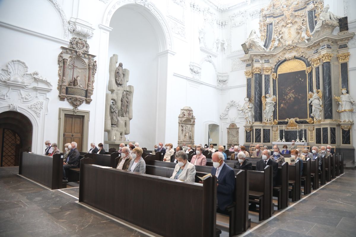 2621/0609 Ehejubilare Weihbischof Boom_27458 Weihbischof Boom und weiteren Priester und Diakone weihen Ehejubilare, die ihr goldenes, diamantenes oder eisernes Ehejubiläum feiern.