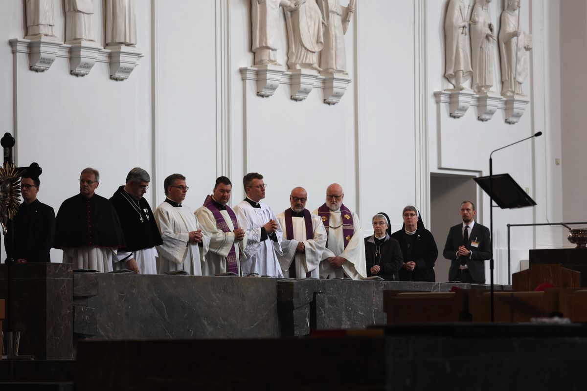 Bischof Dr. Franz Jung feierte am Samstag, 12. Oktober, im Würzburger KIliansdom ein Pontifikalrequiem für Weihbischof em. Helmut Bauer. Die anschließende Beisetzung leitete Dompropst Weihbischof Paul Reder.