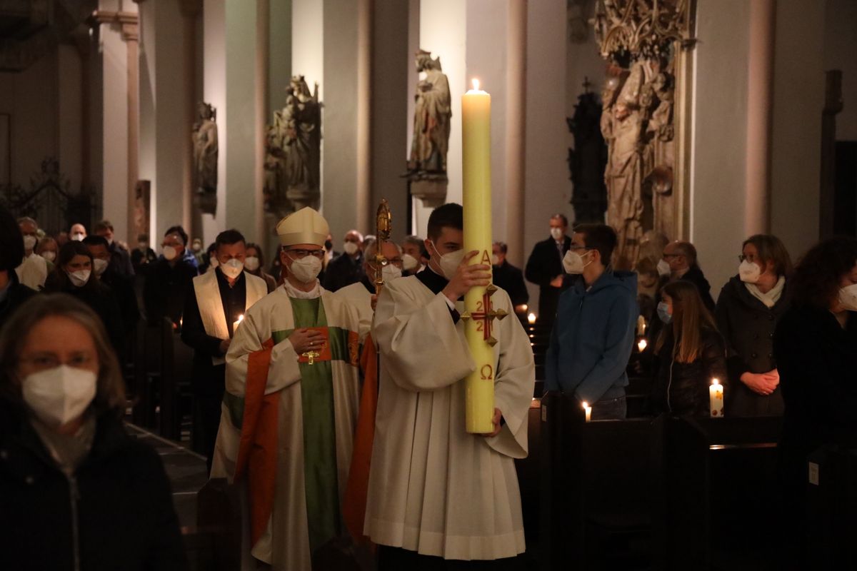 Bischof Dr. Franz Jung feiert am Samstagabend, 3. April, im Würzburger Kiliansdom die Osternacht, die "Mutter aller Vigilien".  