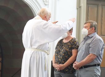 Bischof em. Dr. Friedhelm Hofmann feierte am Mittwochvormittag, 23. Juni, im Kiliansdom einen Pontifikalgottesdienst für Ehejubilare, die in den Jahren 2020 und 2021 auf 50, 60 oder 65 gemeinsame Jahre zurückblicken.
