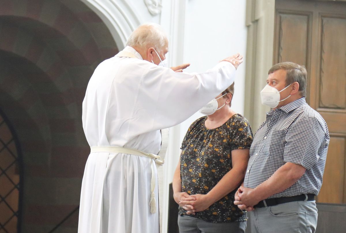 Bischof em. Dr. Friedhelm Hofmann feierte am Mittwochvormittag, 23. Juni, im Kiliansdom einen Pontifikalgottesdienst für Ehejubilare, die in den Jahren 2020 und 2021 auf 50, 60 oder 65 gemeinsame Jahre zurückblicken. Bischof em. Dr. Friedhelm Hofmann feierte am Mittwochvormittag, 23. Juni, im Kiliansdom einen Pontifikalgottesdienst für Ehejubilare, die in den Jahren 2020 und 2021 auf 50, 60 oder 65 gemeinsame Jahre zurückblicken.