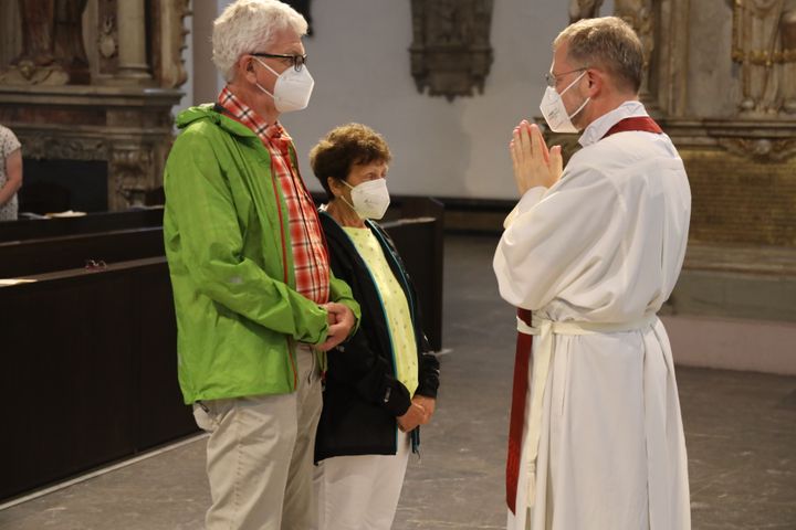 Generalvikar Dr. Jürgen Vorndran segnete nach dem Gottesdienst Ehepaare. 