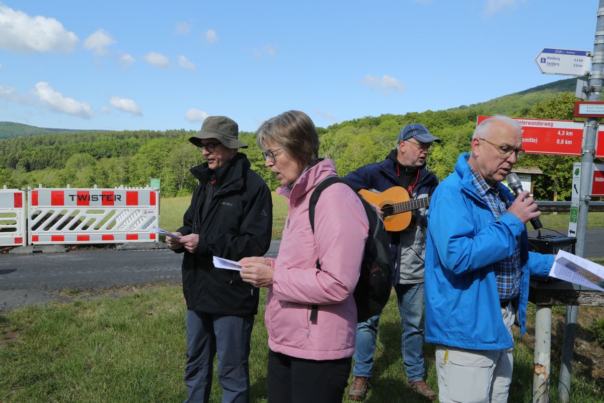 Fast 400 Gläubige haben an der Ökumenischen Kreuzbergwallfahrt mit Bischof Jung und Regionalbischöfin Bornowski teilgenommen.  Fast 400 Gläubige haben an der Ökumenischen Kreuzbergwallfahrt mit Bischof Jung und Regionalbischöfin Bornowski teilgenommen.