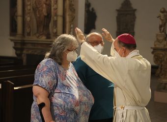 Bischof Dr. Franz Jung feierte am Mittwochabend, 23. Juni, einen Gottesdienst für Ehepaare, die 2021 oder 2021 auf 25 gemeinsame Jahre zurückblicken. Im Anschluss konnten sich die Paare segnen lassen.