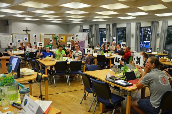 Die Delegierten der BDKJ-Diözesanversammlung bei der Abstimmung.