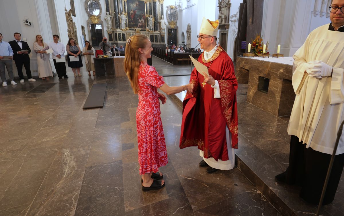 Beim Kiliani-Gottesdienst für die in Schule und Erziehung Tätigen hat Bischof Dr. Franz Jung am Freitag, 11. Juli, im Würzburger Kiliansdom 24 Frauen und Männern die Missio canonica verliehen.