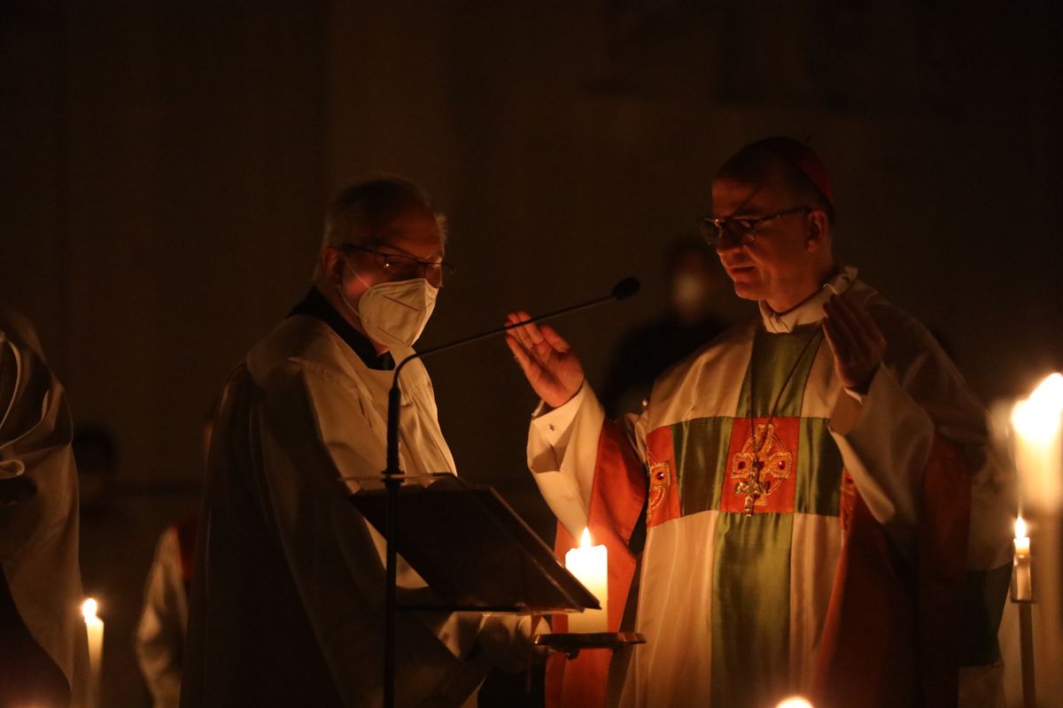 Während der Lichtfeier beleuchtete nur das Licht von Kerzen den Kiliansdom.