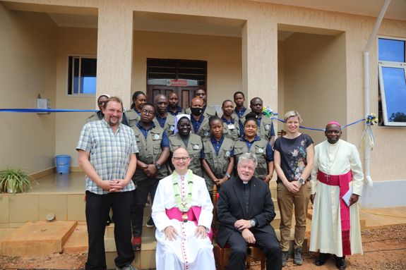 Die Delegation aus Deutschland mit den Mitarbeitern von "Radio Hekima" in ihren neuen Westen.